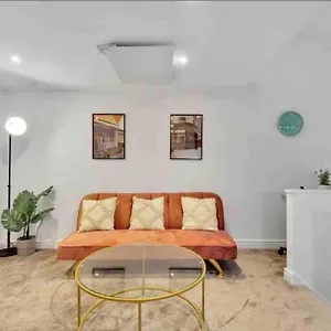 2 Bedroom Centre With Free Parking Apartment